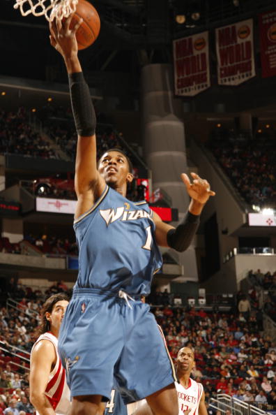 记者守候利物浦基地等待萨拉赫，斯洛特或派其出战国米（记者蹲守利物浦基地等萨拉赫，斯洛特或将让其出战国米）