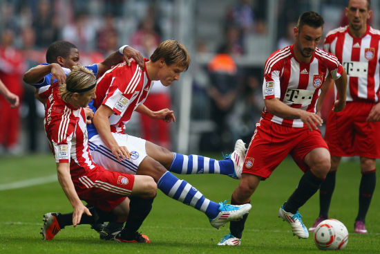 巴黎人报：一极端球迷组织庆祝成立20周年，在埃菲尔铁塔大放焰火（《巴黎人报》：极端球迷组织庆祝成立20周年，在埃菲尔铁塔燃放烟花）