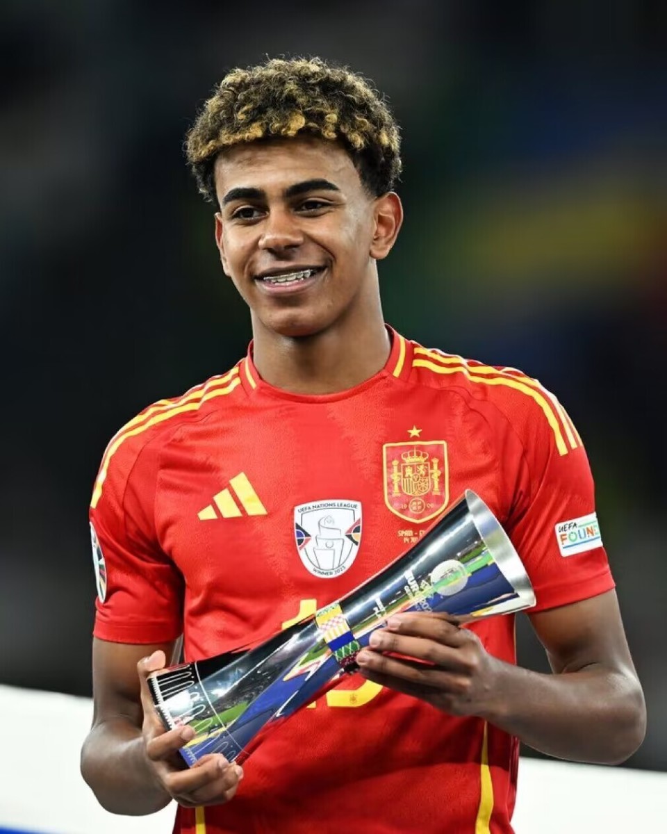 诺伊尔：没考虑重返德国队，希望活在当下和拜仁一起奋斗（诺伊尔：暂不考虑重返国家队，专注当下，与拜仁并肩奋战）