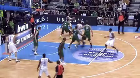 周杰伦赛场表现抢眼，16投6中贡献17分7板2助2断1帽（周杰伦状态火热，16投6中斩获17分7篮板2助攻2抢断1盖帽）