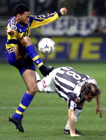 足球周刊：重返国足是刘若钒的愿望，殷切期待完成A级赛首秀（足球周刊：刘若钒盼回归国足，渴望迎来A级赛首秀）