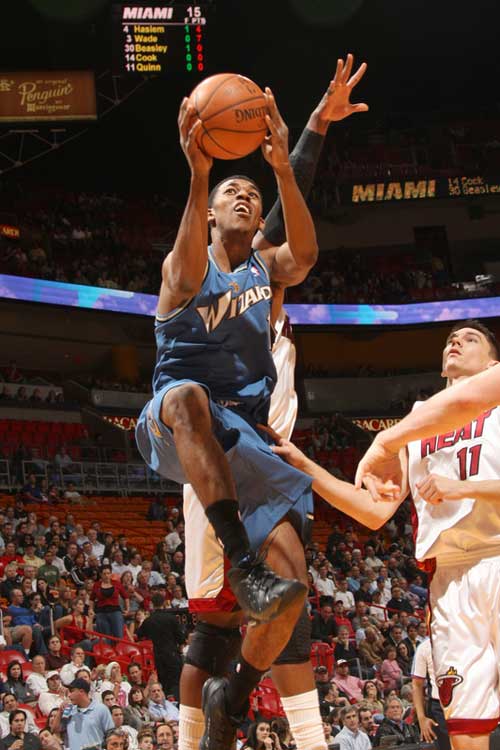 英超-攻击线哑火达洛特破门 曼联1-1西汉姆近5轮仅1胜（英超：达洛特破门仍难救主，曼联1-1西汉姆，近5轮仅一胜）